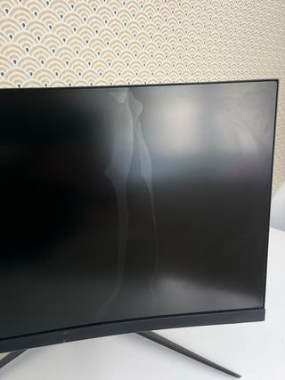 Monitor Gaming Negro curvo con pantalla rota
