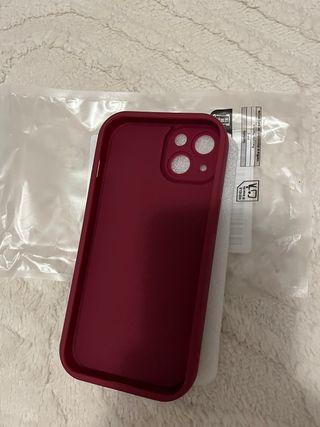Funda iPhone 13 color burdeos con diseño