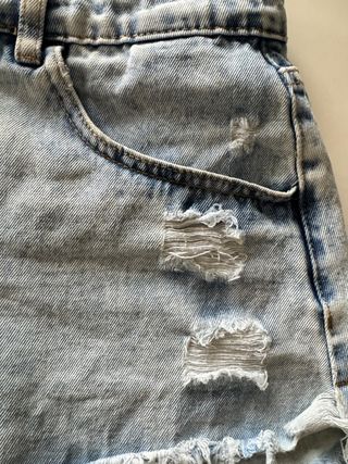 Pantaloncini jeans strappati chiari