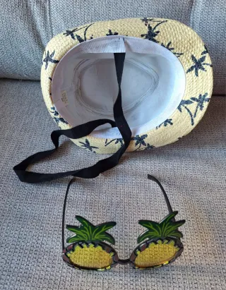 Gorro y gafas de sol piña