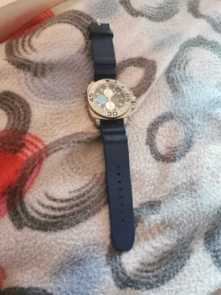 Reloj de pulsera azul y plateado