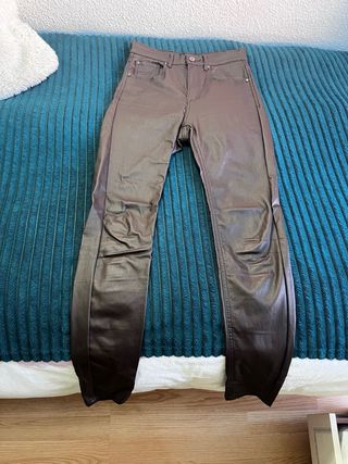 Pantalones efecto piel marrones