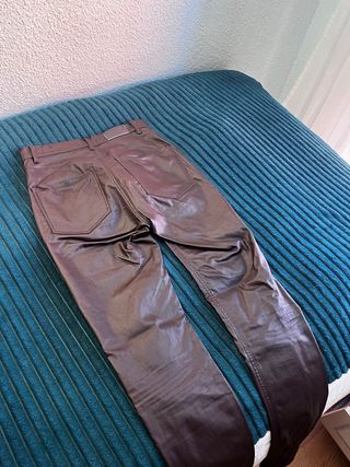 Pantalones efecto piel marrones