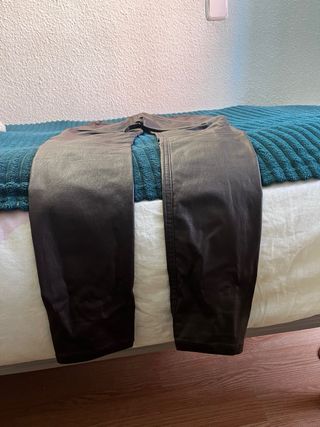 Pantalones efecto piel marrones