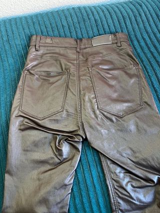 Pantalones efecto piel marrones