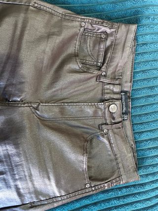 Pantalones efecto piel marrones