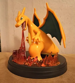 Statuina Charizard con fiamme