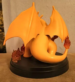 Statuina Charizard con fiamme