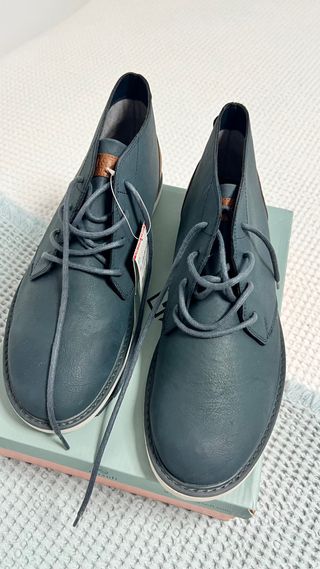 Botas de hombre azul y marrón