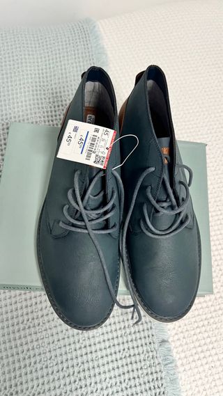 Botas de hombre azul y marrón