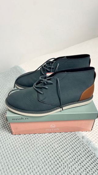 Botas de hombre azul y marrón