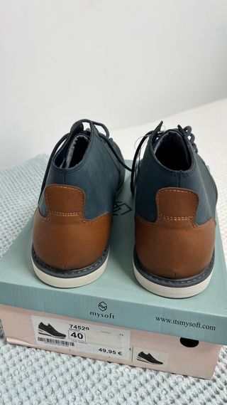 Botas de hombre azul y marrón