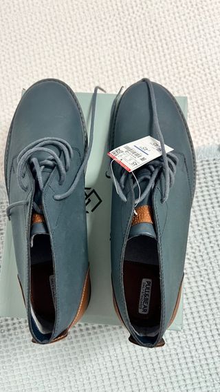 Botas de hombre azul y marrón