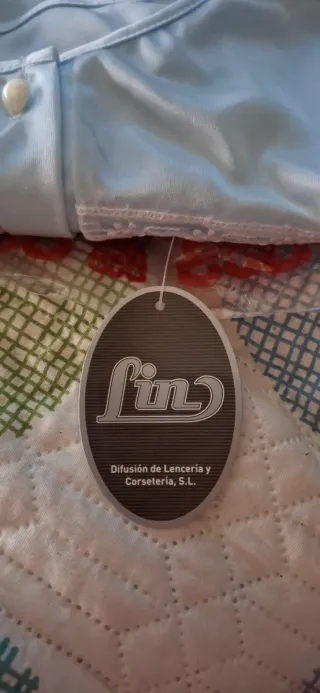 Camisón raso azul celeste con encaje