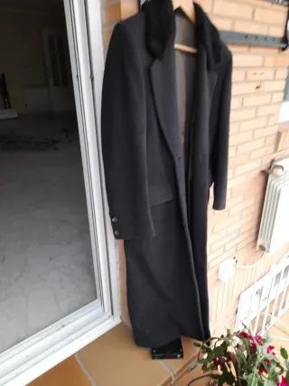 Abrigo largo gris con cuello de pelo