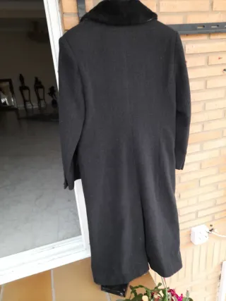 Abrigo largo gris con cuello de pelo