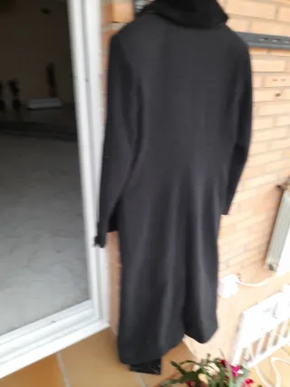 Abrigo largo gris con cuello de pelo