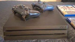 PS4 Pro + 6 juegos + 2 mandos + caja original
