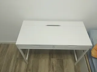 Escritorio blanco con cajones