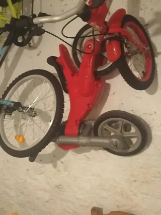 Moto de juguete roja