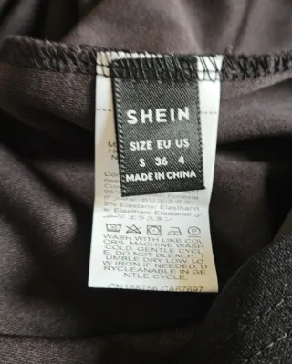 Vestido Shein negro con perlas