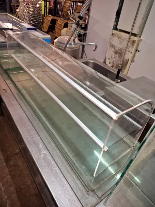 Expositor de cristal curvo