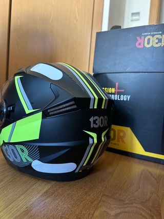 Casco de moto negro con visera