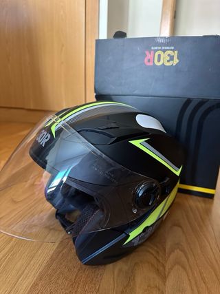 Casco de moto negro con visera