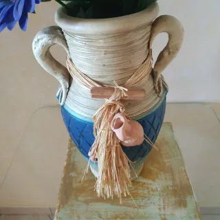 Vaso con fiori girasole artificiali