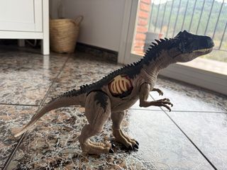 Dinosaurio con costillas expuestas