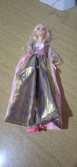 Bambola per bambina con vestito rosa