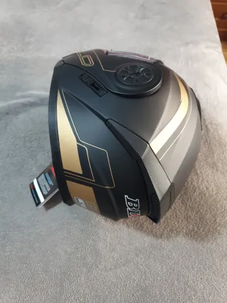 Casco abatible negro con detalles dorados