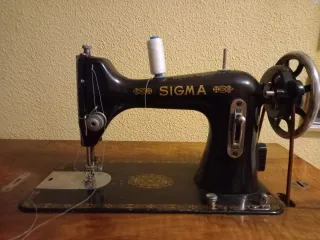 Máquina de coser Sigma y mueble.