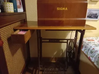 Máquina de coser Sigma y mueble.