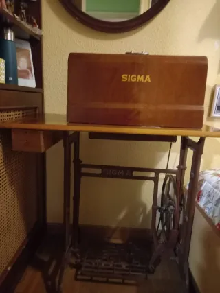 Máquina de coser Sigma y mueble.