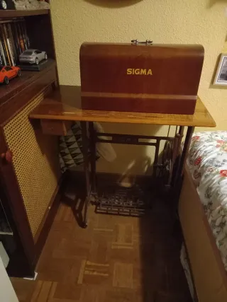 Máquina de coser Sigma y mueble.
