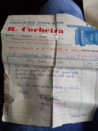 Máquina de coser Sigma y mueble.