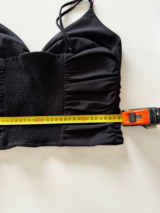 Top nero con rouches