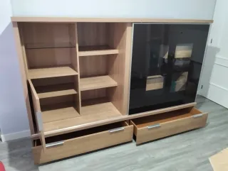 Mueble de salón madera y cristal