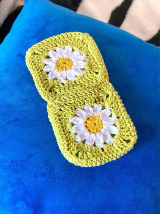 Llavero y funda de margaritas