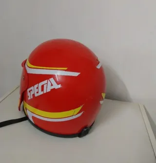 Casco da collezione rosso e giallo