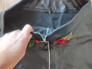 Minifalda negra con flores rojas