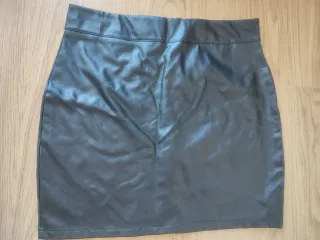 Minifalda negra con flores rojas