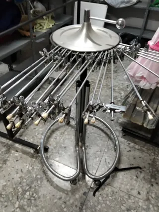 Perchero de aluminio con pinzas metálicas