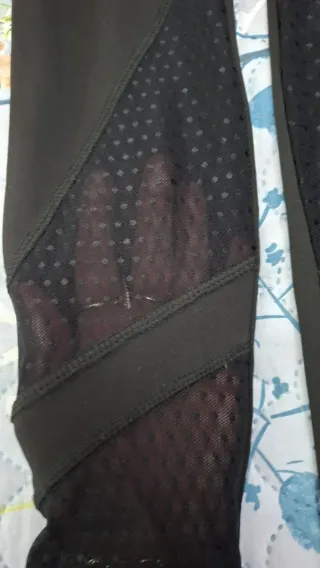 Leggings negros con detalles de malla