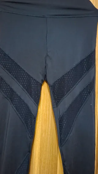 Leggings negros con detalles de malla