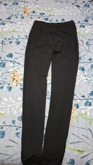Leggings negros con detalles de malla