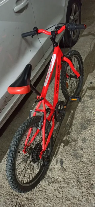 Bicicleta Roja ATTRACTOR