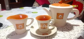 Tetera de cerámica blanca y naranja