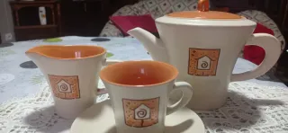 Tetera de cerámica blanca y naranja
